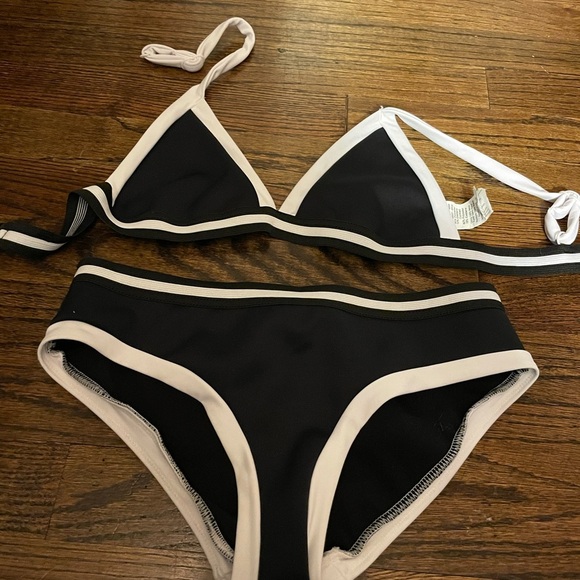 Seafolly 🌊 size 12 bikini 🖤 🤍 - Picture 1 of 7
